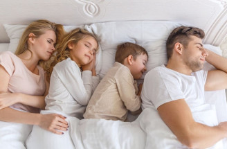 Dieťa v posteli: Je spoločný spánok detí s rodičmi naozaj vhodný?